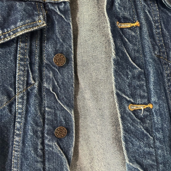Male Vintage Denim Cotton Jacket w/ Muti Pockets for Storage and Button Closure. - Picture 6 of 7